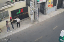 Xôn xao clip bảo vệ bị đánh gục trước cổng công ty ở Bình Dương