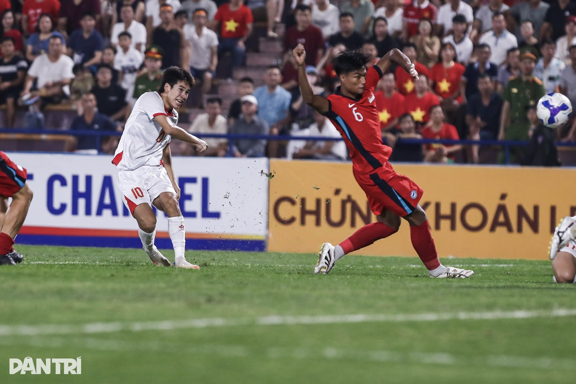 Màn trình diễn của Đình Bắc và Văn Trường trước U23 Singapore - 10 Màn trình diễn của Đình Bắc và Văn Trường trước U23 Singapore - 10