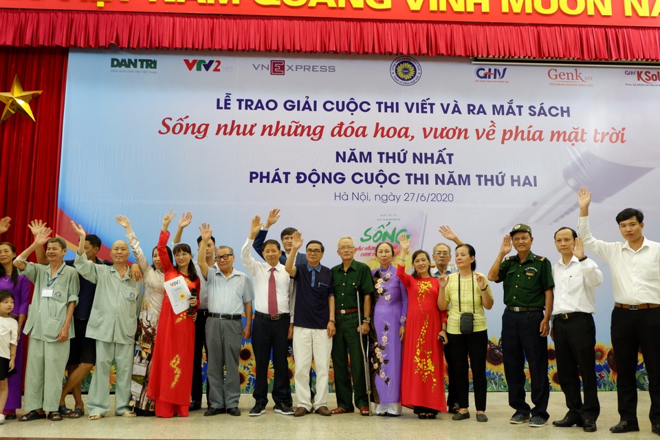Phát động cuộc thi Sống như những đóa hoa, vươn về phía mặt trời - 1 Phát động cuộc thi Sống như những đóa hoa, vươn về phía mặt trời - 1