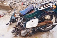 Tàu hỏa tông đứt đôi xe máy, người bán vé số dạo tử vong