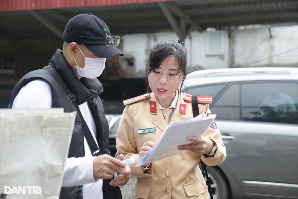 Người dân Hà Nội đăng ký, bấm biển số xe chỉ mất vài phút - 3 Người dân Hà Nội đăng ký, bấm biển số xe chỉ mất vài phút - 3
