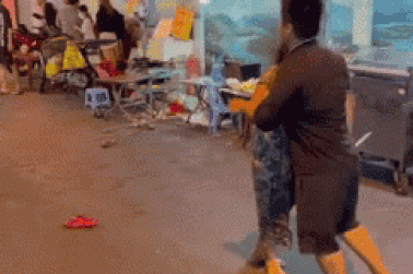 Mặc mẹ già khóc lóc van xin, con trai quyết lao vào hỗn chiến