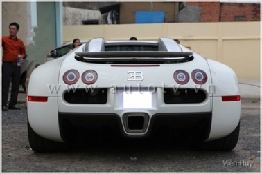 Siêu xe Bugatti Veyron gặp khó khi ra khỏi gara ở Việt Nam