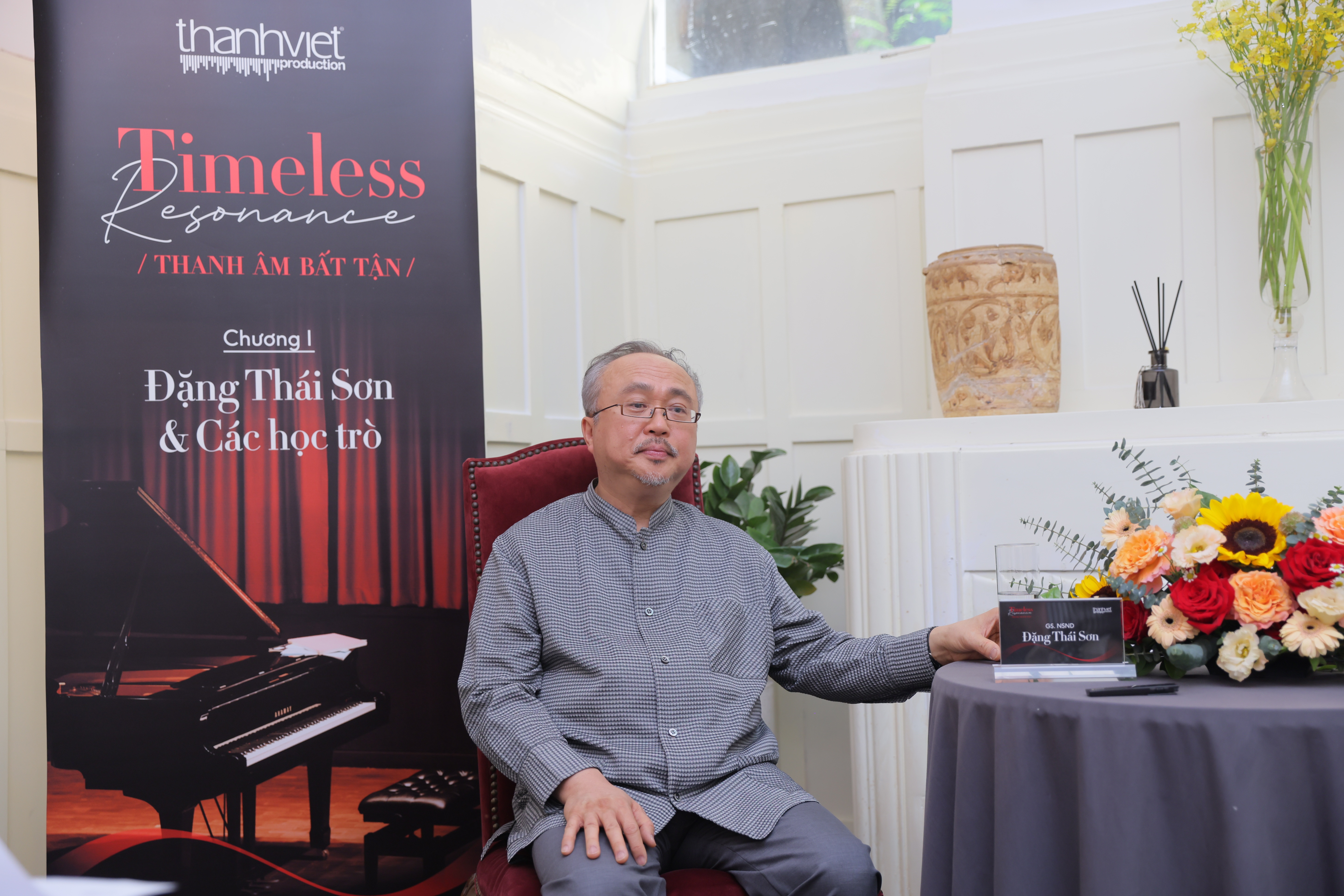 សិល្បករប្រជាជន Dang Thai Son សម្តែងជាមួយសិស្សានុសិស្សជាលើកដំបូងនៅប្រទេសវៀតណាម - ១ NSND Đặng Thái Sơn lần đầu biểu diễn cùng các học trò tại Việt Nam - 1