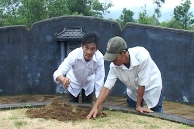 Dân phẫn nộ vì hàng nghìn ngôi mộ bỗng nhiên bị đóng đinh