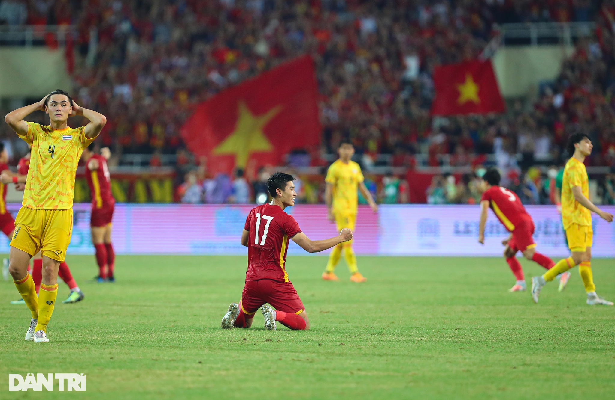 Tuấn Tài, Tiến Linh bật khóc sau chiến thắng đầy cảm xúc của U23 Việt Nam - 2 Tuấn Tài, Tiến Linh bật khóc sau chiến thắng đầy cảm xúc của U23 Việt Nam - 2