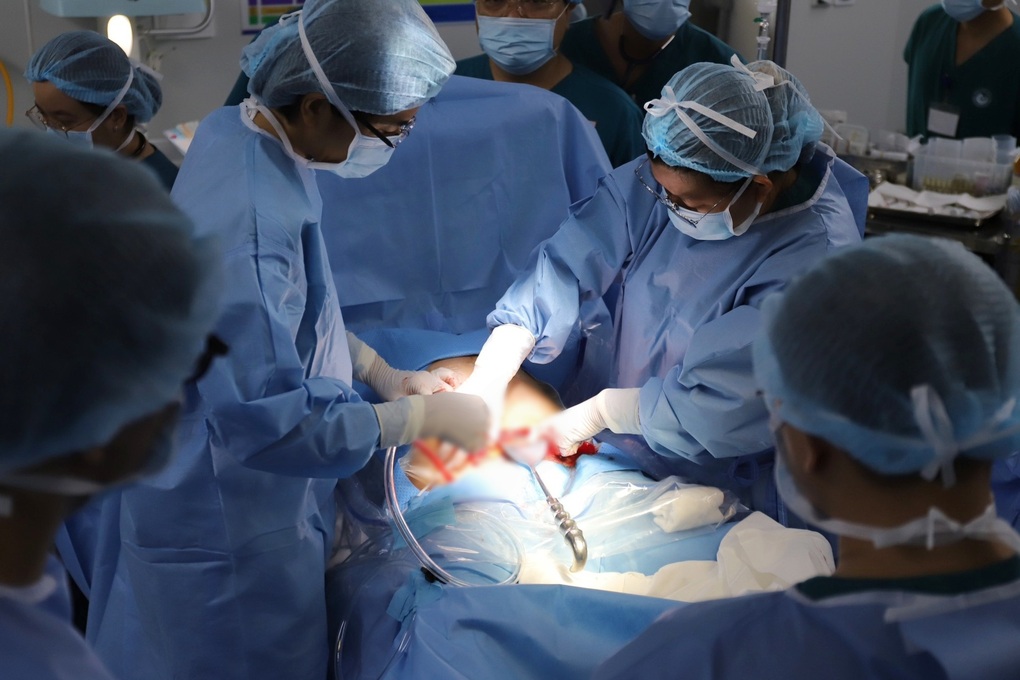 Bé trai bị khối u làm biến dạng mặt, chèn ép đường thở từ trong bụng mẹ - 1 Bé trai bị khối u làm biến dạng mặt, chèn ép đường thở từ trong bụng mẹ - 1