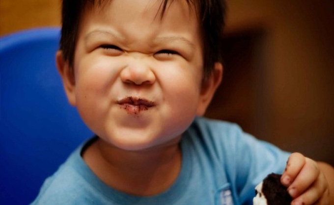 Trong trường hợp trẻ bị bệnh đường tiêu hóa như trên, cha mẹ có thể dùng tỏi ép lấy nước cho trẻ uống.