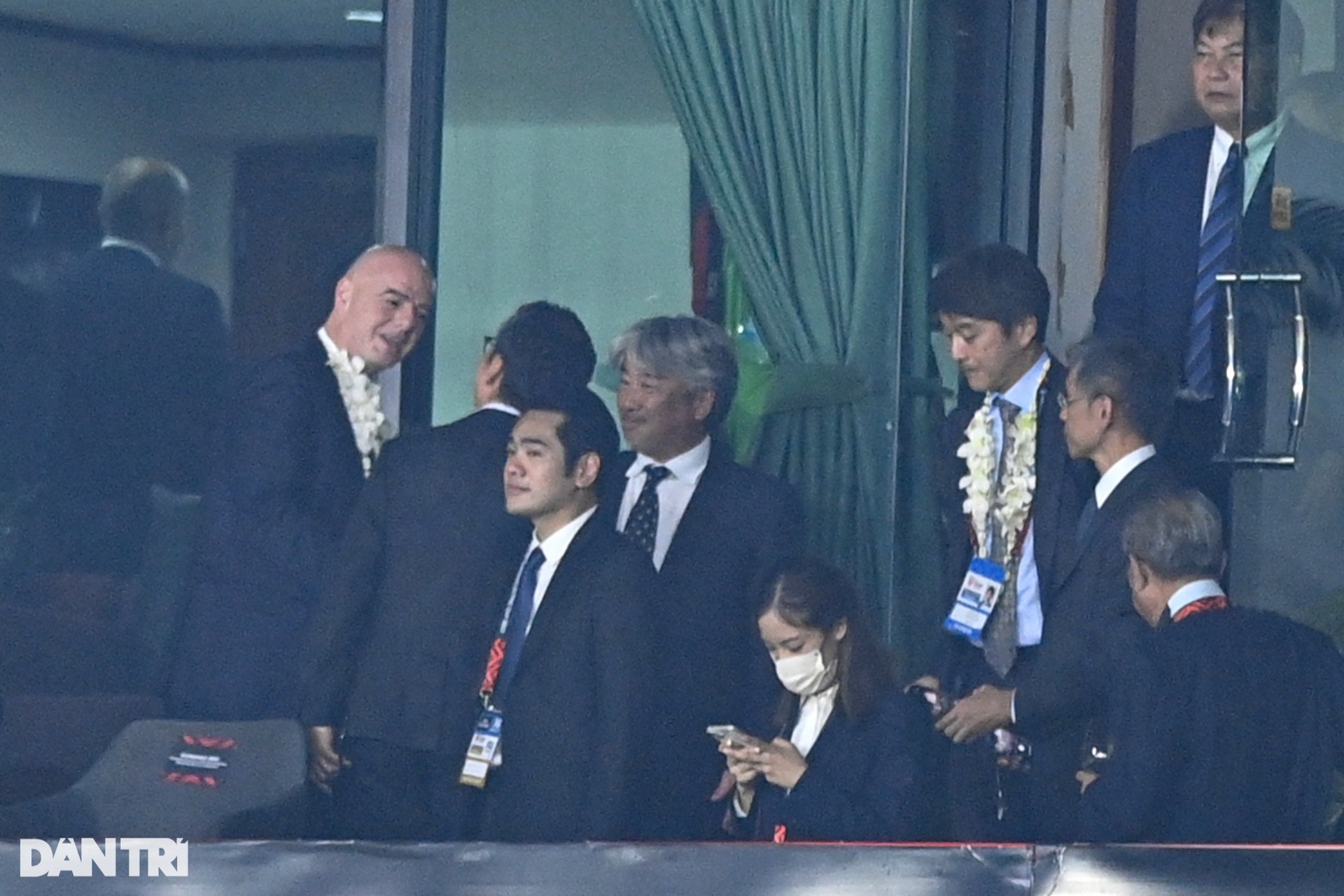 Chủ tịch FIFA nắm tay Hùng Dũng, trao cúp cho đội vô địch AFF Cup - 2 Chủ tịch FIFA nắm tay Hùng Dũng, trao cúp cho đội vô địch AFF Cup - 2