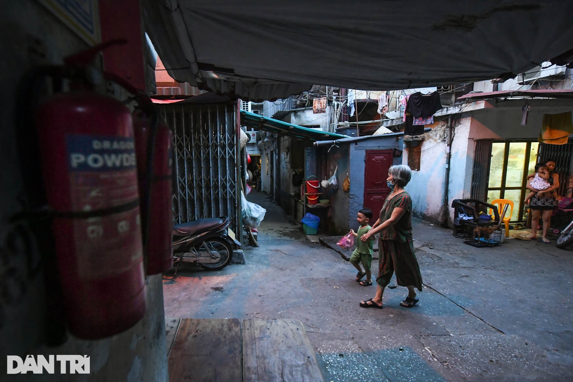 Bên trong khu nhà gỗ 70 tuổi thường trực nỗi lo tai nạn, chập cháy ở Hà Nội - 17 Bên trong khu nhà gỗ 70 tuổi thường trực nỗi lo tai nạn, chập cháy ở Hà Nội - 17