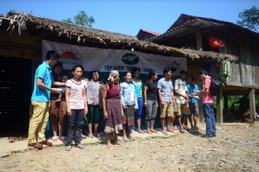 Báo Dân trí đồng hành với doanh nghiệp trao hơn 1 tỷ đồng đến bà con vùng lũ