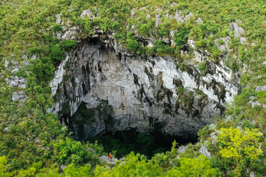 Khung cảnh bên trong "hố sụt tử thần" độc nhất ở Hà Giang