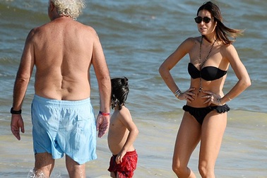 Siêu mẫu xinh đẹp quấn quýt bên ông xã hơn 30 tuổi trên bãi biển 