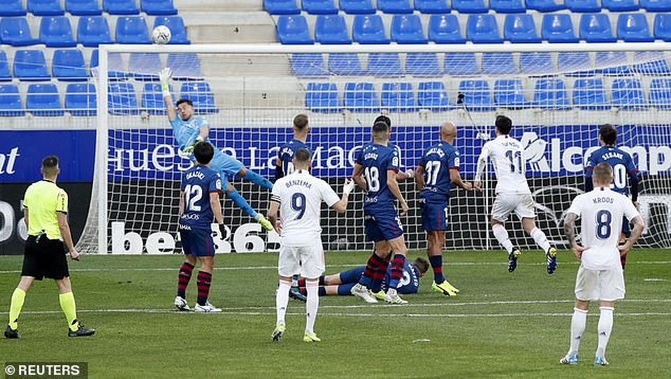 Varane lập cú đúp, Real Madrid ngược dòng thắng đội cuối bảng - 5 Varane lập cú đúp, Real Madrid ngược dòng thắng đội cuối bảng - 5
