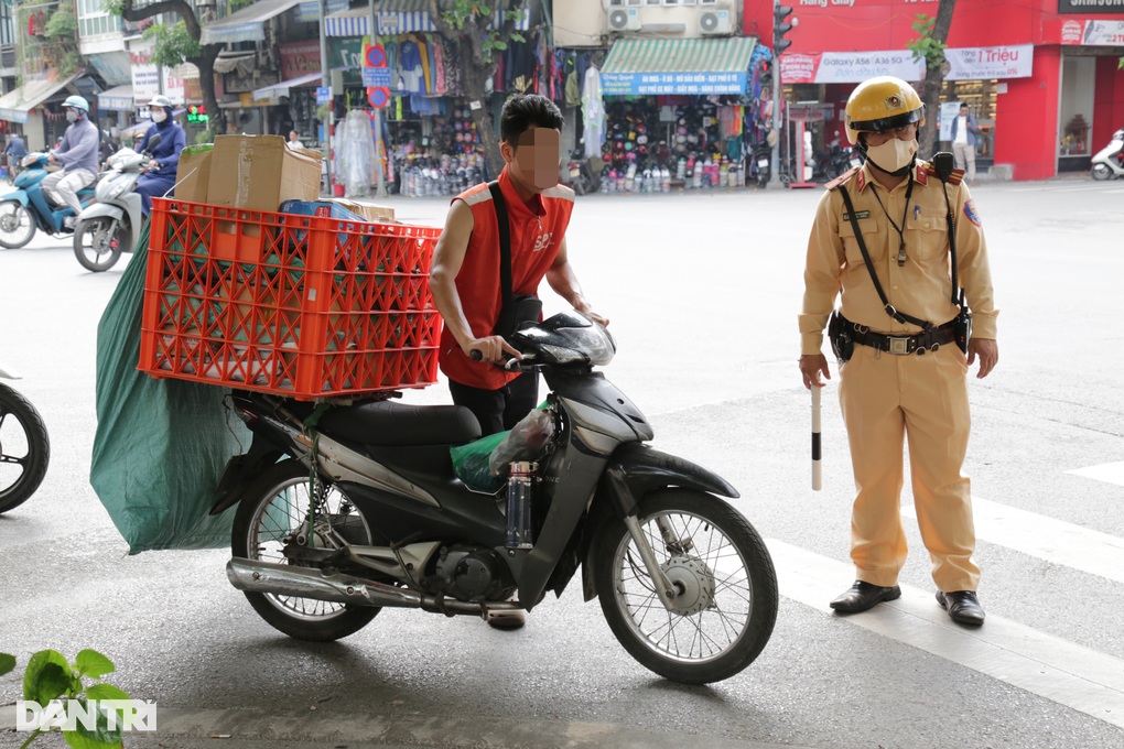 Che khuất biển số vì chở hàng cồng kềnh, shipper bất ngờ khi bị phạt nặng - 1 Che khuất biển số vì chở hàng cồng kềnh, shipper bất ngờ khi bị phạt nặng - 1