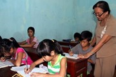 Người phụ nữ gần 10 năm mở lớp học miễn phí cho trẻ lang thang