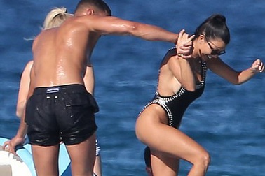 Kourtney Kardashian đi nghỉ cùng bồ kém 14 tuổi