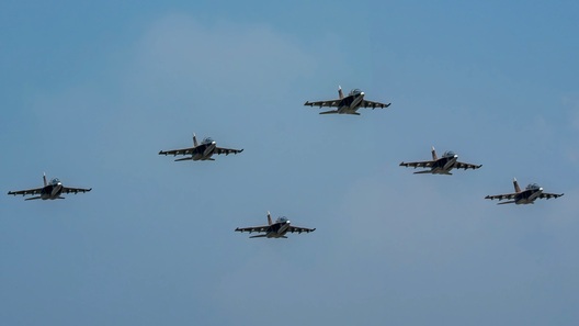 Không quân hợp luyện bay đội hình trên bầu trời sân bay Kép