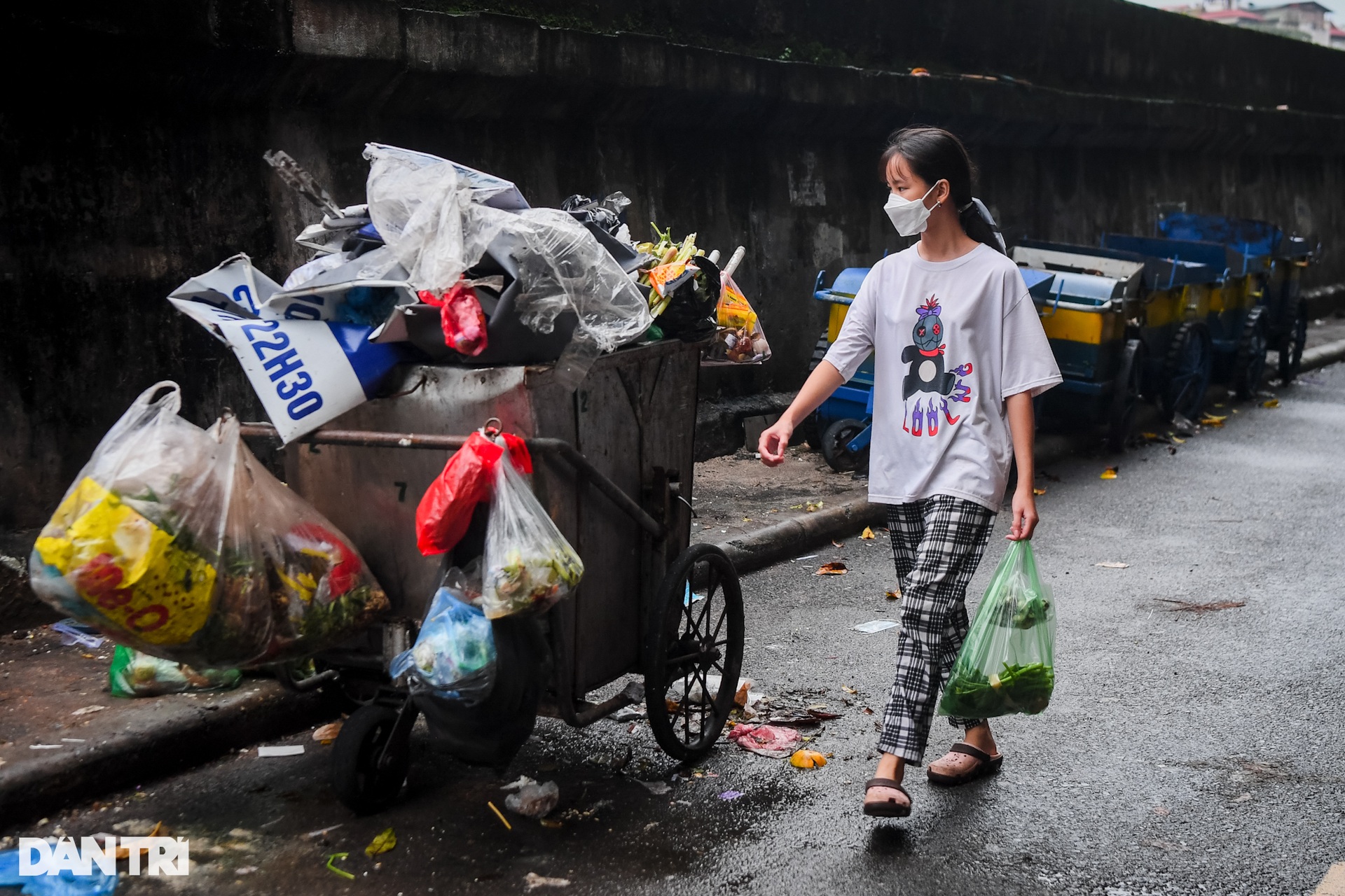 Rác thải ùn ứ, cao quá đầu người trên nhiều tuyến phố, khu dân cư ở Hà Nội - 3 Rác thải ùn ứ, cao quá đầu người trên nhiều tuyến phố, khu dân cư ở Hà Nội - 3