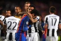 Neymar rơi lệ, Messi cúi đầu trong ngày Barca chia tay Champions League