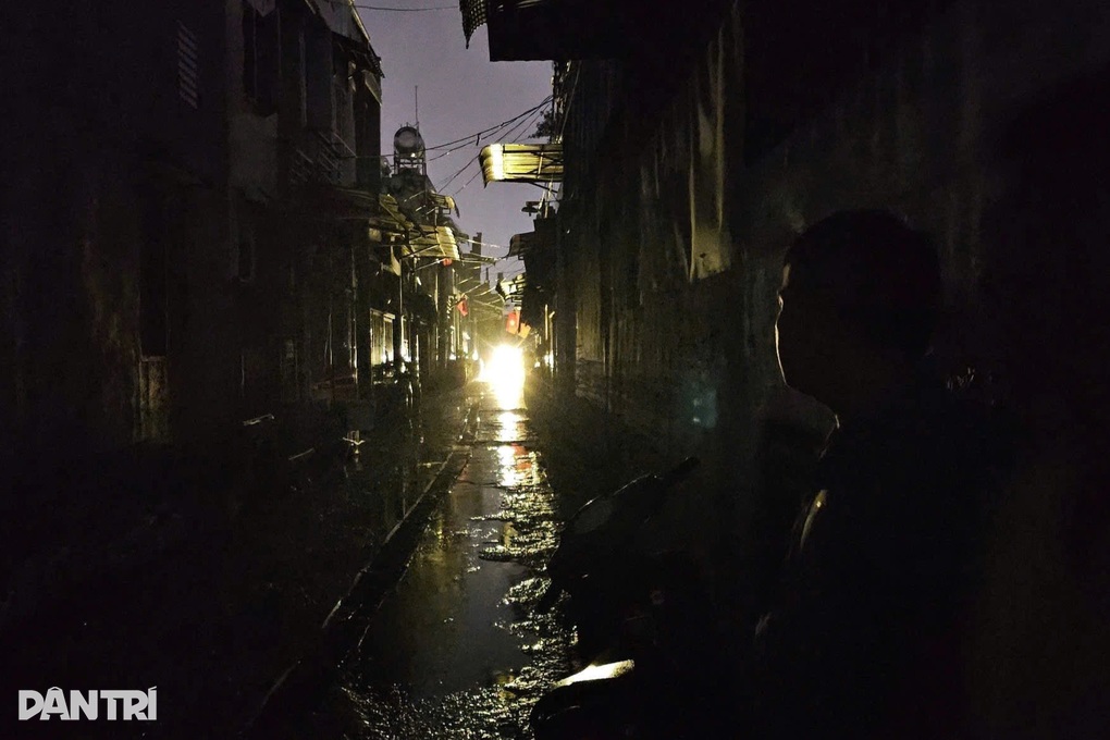 Gần 100 hộ dân ở TPHCM bị cắt điện suốt 3 ngày - 2 Gần 100 hộ dân ở TPHCM bị cắt điện suốt 3 ngày - 2