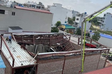 Sập mái nhà khi đang thi công: Đưa 6 người đi cấp cứu