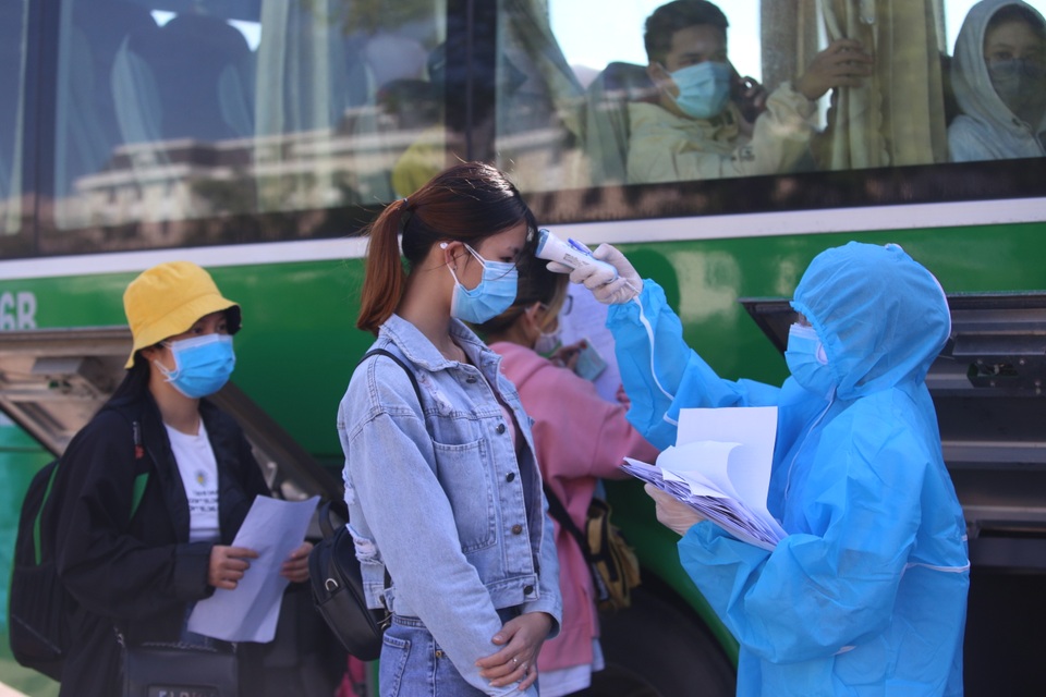 Đưa người lao động Quảng Ngãi bị “mắc kẹt” ở Đà Nẵng về quê - 4 Đưa người lao động Quảng Ngãi bị “mắc kẹt” ở Đà Nẵng về quê - 4