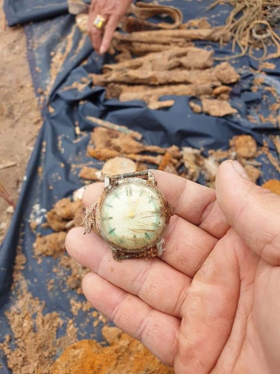 Tìm thấy nhiều hài cốt nghi là của liệt sĩ và di vật trong khu mộ tập thể - 11 Tìm thấy nhiều hài cốt nghi là của liệt sĩ và di vật trong khu mộ tập thể - 11