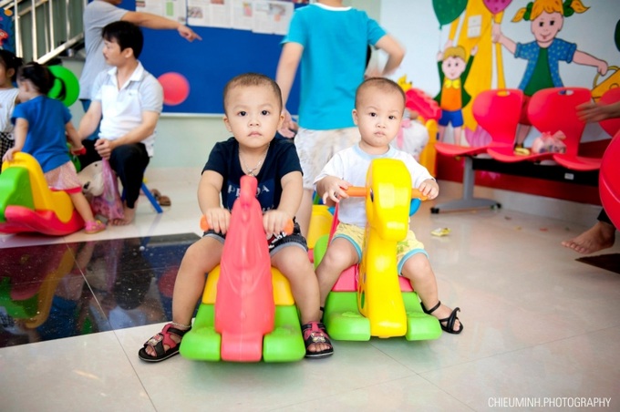Bập bênh - trò chơi yêu thích của nhiều em nhỏ. Ảnh: Chiều Minh