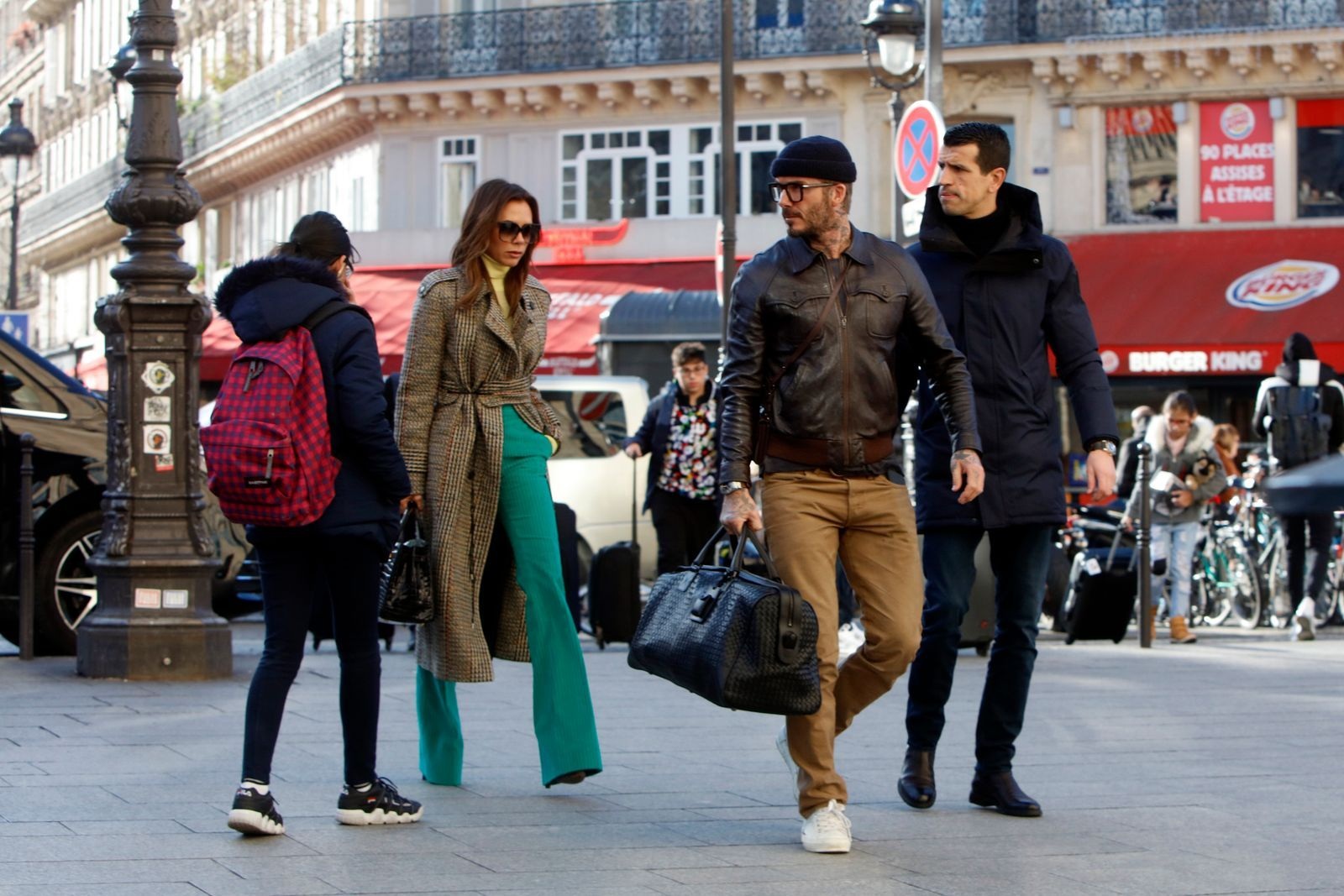 David Beckham thích xuống phố với túi hàng hiệu cỡ khủng, có giá đắt đỏ - 6 David Beckham thích xuống phố với túi hàng hiệu cỡ khủng, có giá đắt đỏ - 6