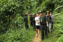 Bắt quả tang 24 "con bạc" sát phạt nhau trên đồi quế