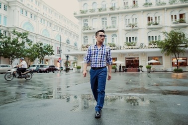 Bằng Kiều một mình dạo phố Sài Gòn