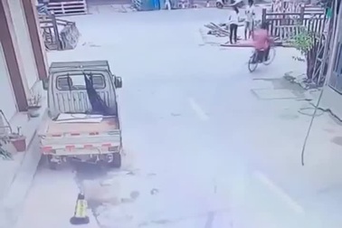 Phản xạ cực nhanh giúp chàng trai thoát chết trong nháy mắt