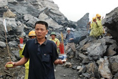 Vẫn còn 3 thi thể trong đống đổ nát