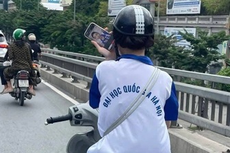 Vừa lái xe máy vừa xem TikTok, nữ sinh 19 tuổi bị phạt 1,4 triệu đồng