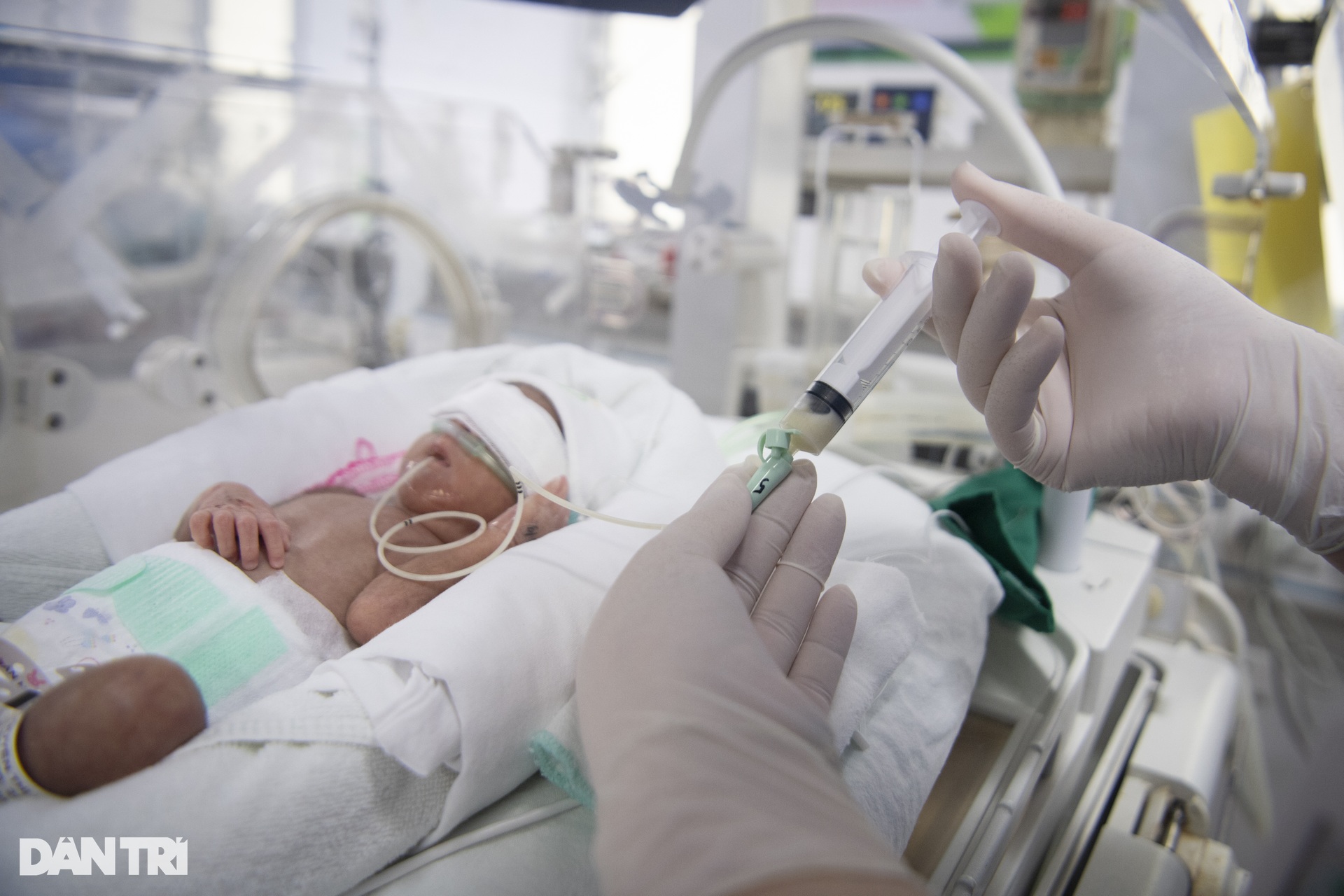 Hành trình sinh tử về vòng tay mẹ của những bệnh nhân 0 tuổi - 13 Hành trình sinh tử về vòng tay mẹ của những bệnh nhân 0 tuổi - 13