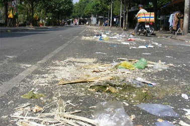 Ngày đầu năm, rác “trải thảm” trên phố văn hóa