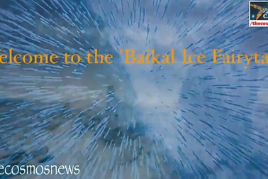 Biển băng ánh màu kỳ ảo như ngọc bích