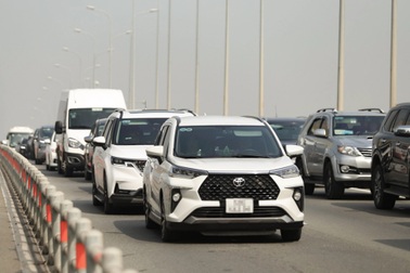 Cao tốc TPHCM - Long Thành ùn tắc kéo dài do container gặp sự cố