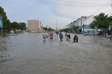 Người dân Sài Gòn vật vã lội nước về nhà