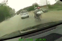 Đâm thẳng đầu xe tải vì vượt xe bất cẩn