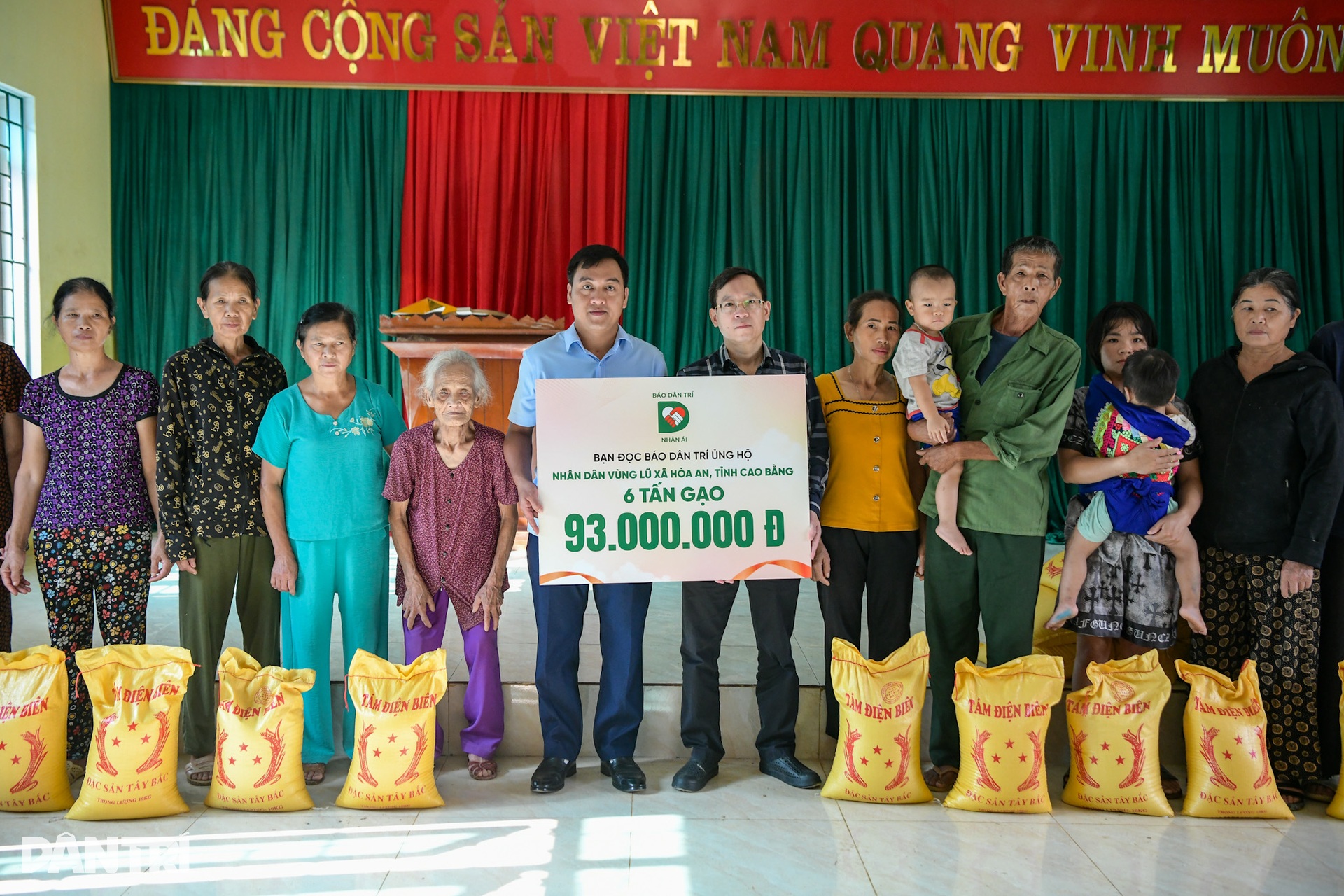 Đúng lúc nhà vừa hết gạo thì được bạn đọc Dân trí hỗ trợ - 1 Đúng lúc nhà vừa hết gạo thì được bạn đọc Dân trí hỗ trợ - 1