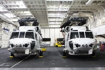 Cận cảnh dàn trực thăng hiện đại của tàu khu trục Nhật, vừa cập cảng Cam Ranh