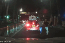 Nhóm người chửi bới tài xế, đập taxi đang dừng đèn đỏ ở TPHCM