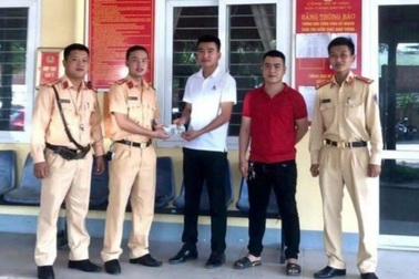 Người ship hoa quả nhờ CSGT tìm khổ chủ trả lại ví tiền và sổ đỏ đánh rơi