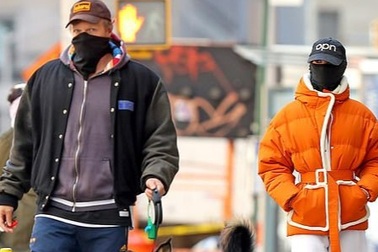 Emily Ratajkowski che kín mặt ra phố