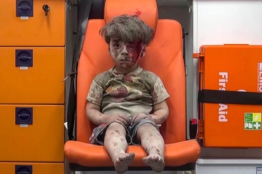 Câu chuyện đằng sau bức ảnh cậu bé Syria khiến cả thế giới lay động