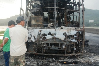 Xe khách giường nằm cháy trơ khung, 30 hành khách thoát nạn