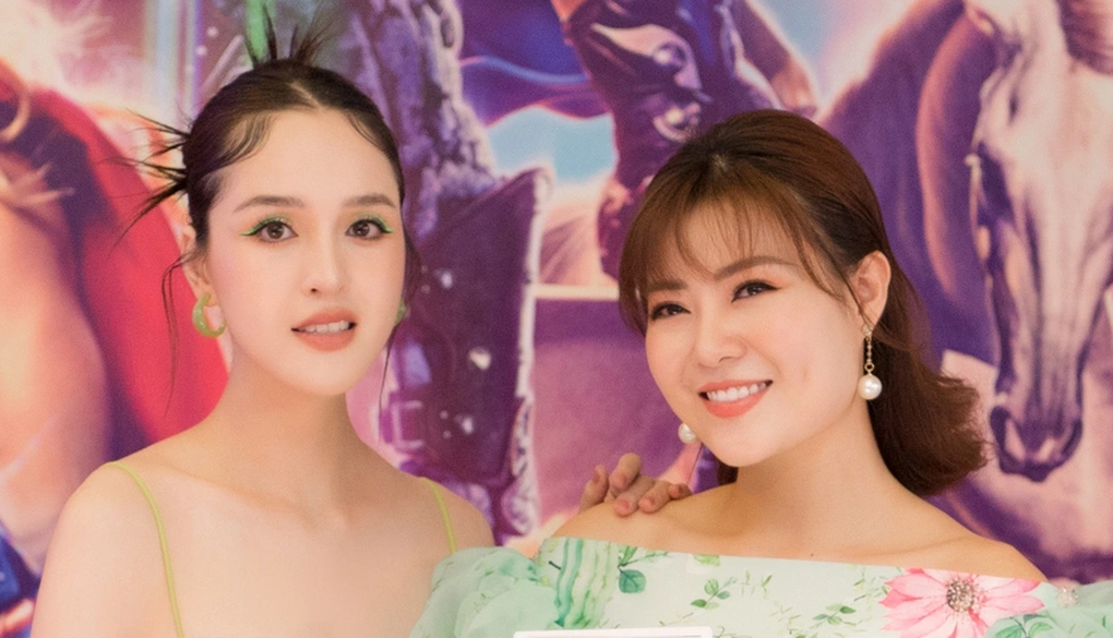 Á hậu Hoàng Anh đọ dáng xinh đẹp bên diễn viên Thanh Hương - 3 Á hậu Hoàng Anh đọ dáng xinh đẹp bên diễn viên Thanh Hương - 3