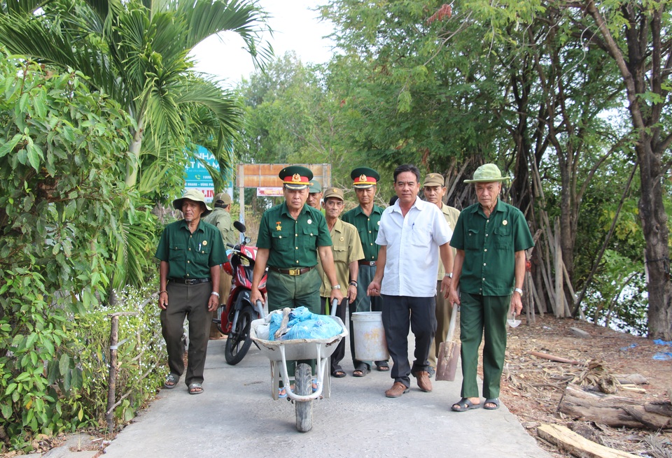Biệt đội vá lộ với 30.000 đồng lương hưu của các cựu binh U70 ở Cà Mau - 2 Biệt đội vá lộ với 30.000 đồng lương hưu của các cựu binh U70 ở Cà Mau - 2